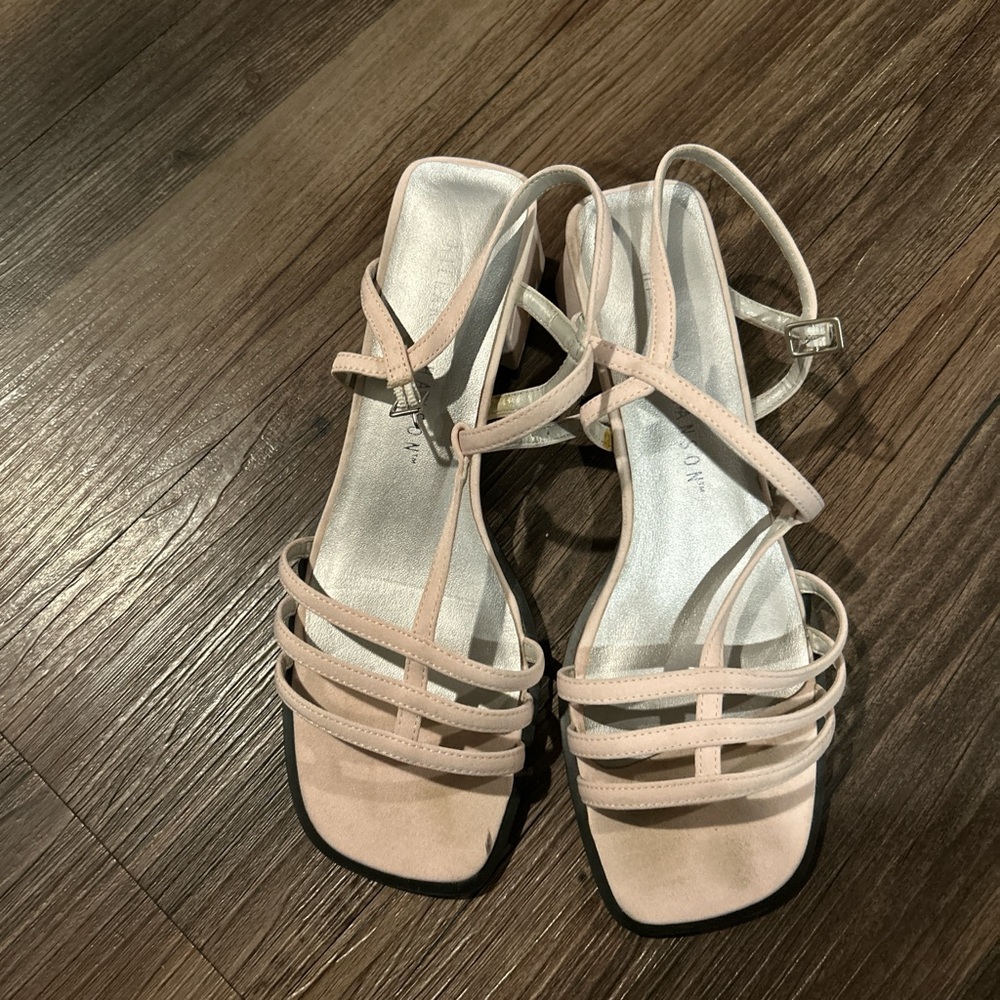 Hillard & Hanson Strappy Sandals in Light Pink